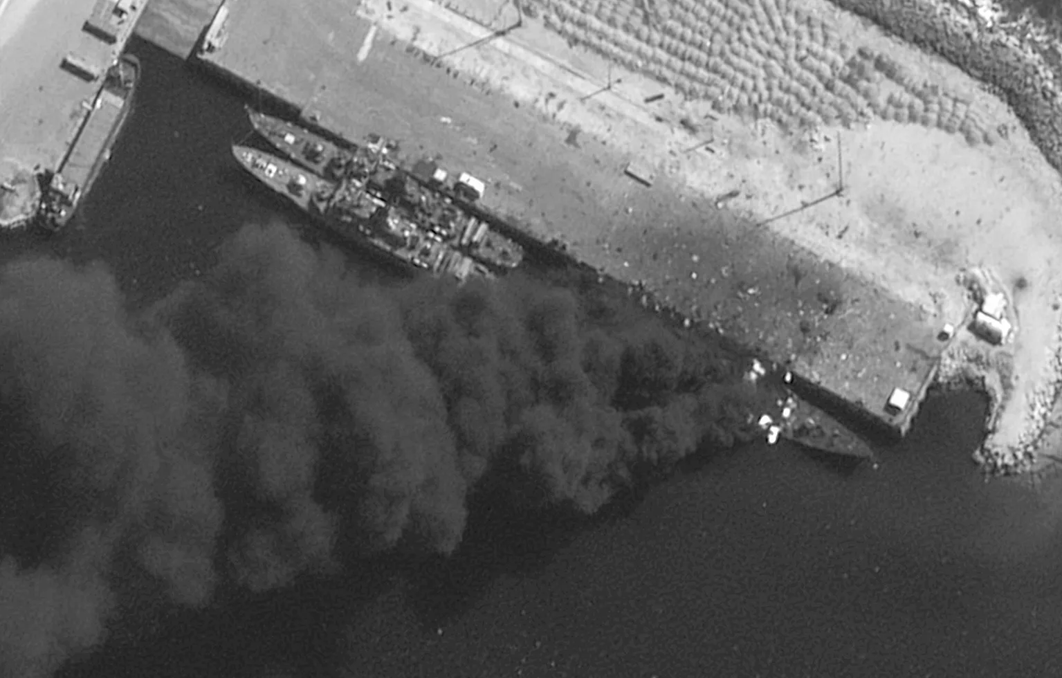 一艘伊朗军舰遭袭后冒出浓烟。 美国“战区”网站