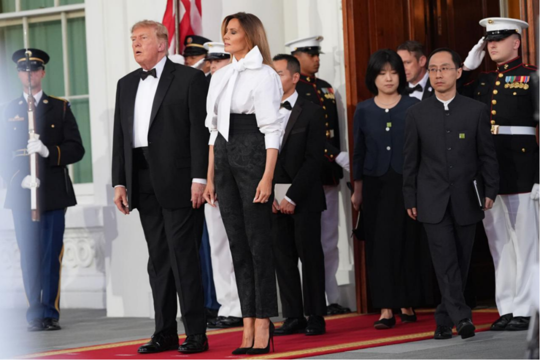 ◆ 9月24日,美国总统特朗普及夫人梅拉尼娅在白宫北门廊迎接前来参加国宴的中国领导人夫妇。(图源:美联社)