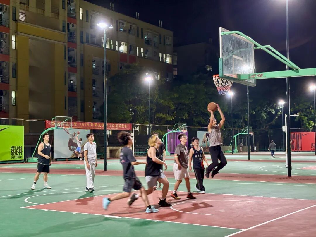 唐尚珺与一群“搭子”在风雨篮球场打球 / 受访者供图