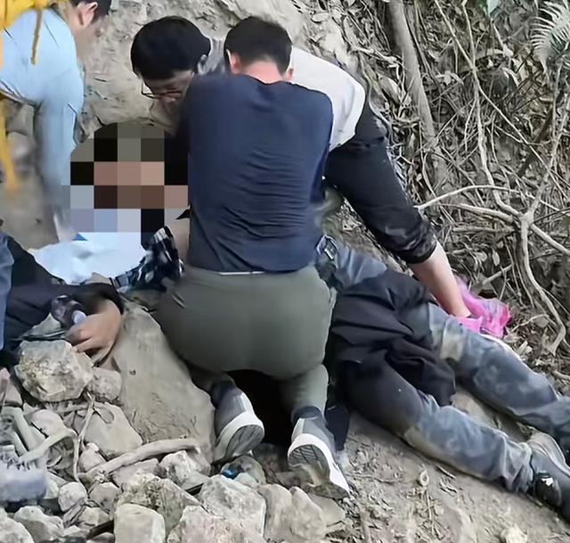 事发现场,热心群众开展救援。图/视频截图