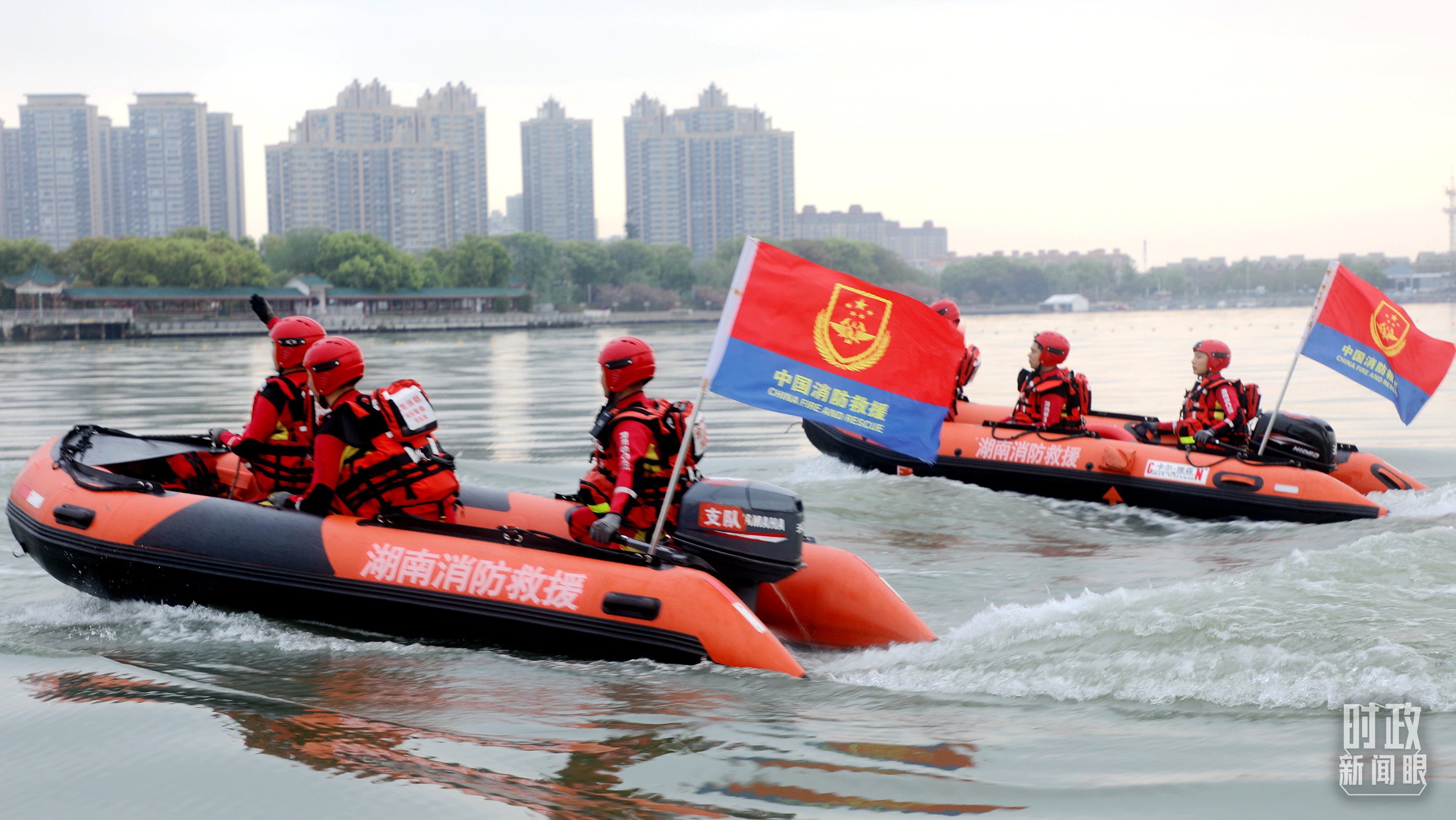 △2026年4月，湖南常德消防救援支队水域救援专业队在柳叶湖开展舟艇集结训练。（图/视觉中国）