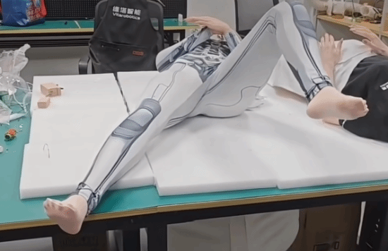 国产女伴侣机器人能做各种动作！机器人女友或指日可待