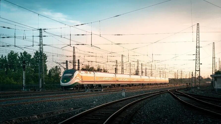 C182次列车迎着朝阳驶向远方。（来源：央视新闻网友“bru0lp”）