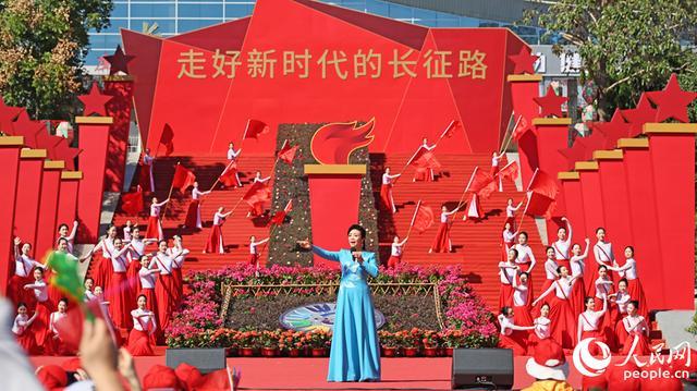 一级演员、女高音歌唱家李丹阳表演歌舞《最红最美的旗》,激昂歌舞拉开演出大幕。人民网记者 李昌乾摄