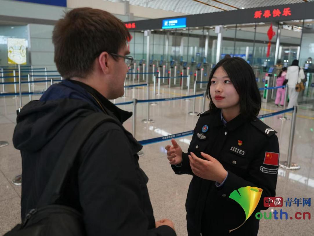 刘铭沙服务外国旅客。中国青年网通讯员 任申 摄