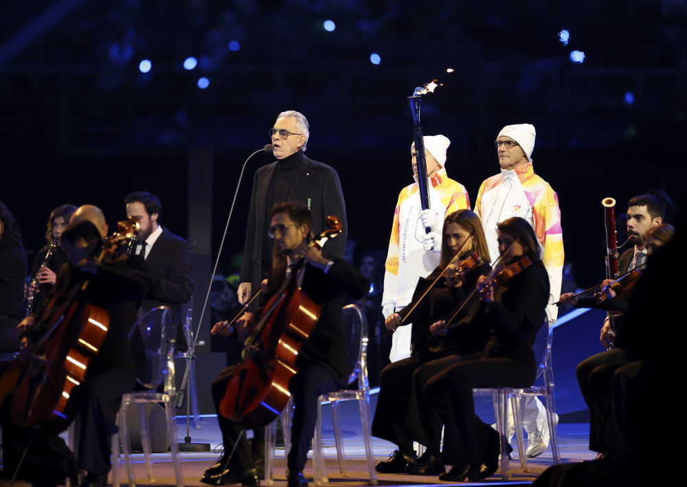 2月6日，意大利歌唱家安德烈&middot;波切利在开幕式上演唱。新华社记者 李京 摄