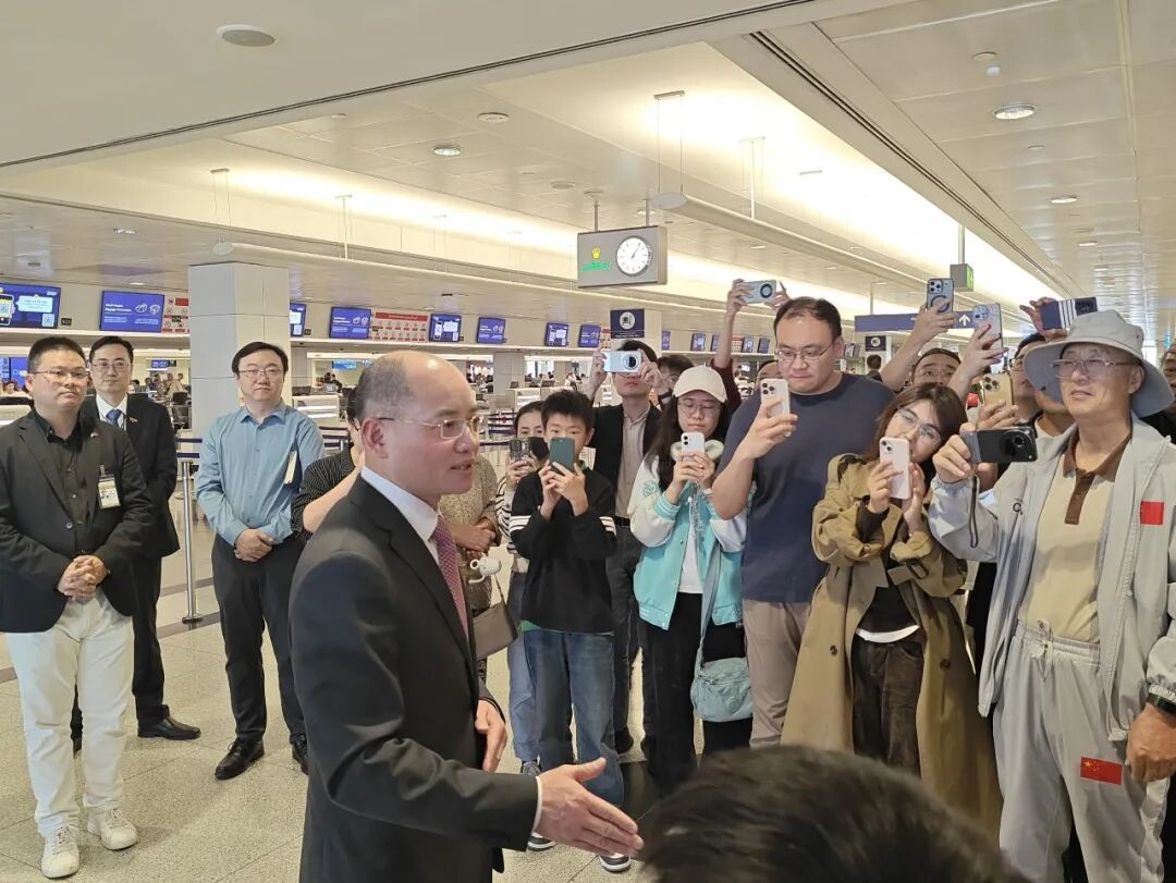 2026年3月7日，新任中国驻阿联酋大使曾继新抵阿后即赴迪拜国际机场为搭乘首班增开航班回国的同胞送行，驻迪拜总领事欧渤芊参加。图源：中国驻阿联酋大使馆