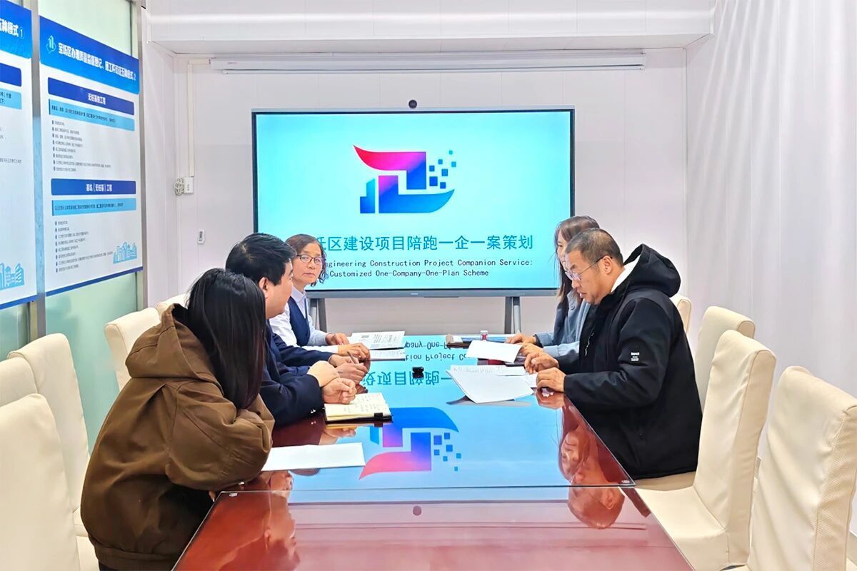 “陪跑员”协助刘兴华办理相关手续(央广网发 宝坻区供图)