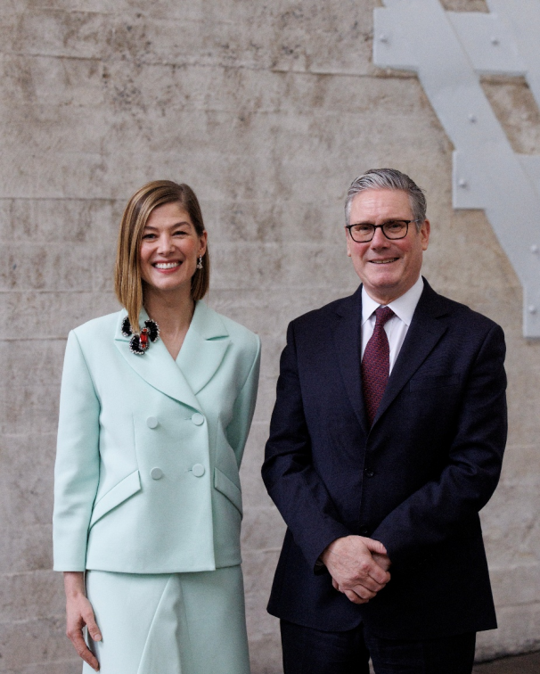 2026年1月31日，斯塔默到访上海创新创意设计研究院出席文化交流活动，与英国演员罗莎蒙德&middot;派克（中文名为裴淳华）同框亮相。图源：IC photo