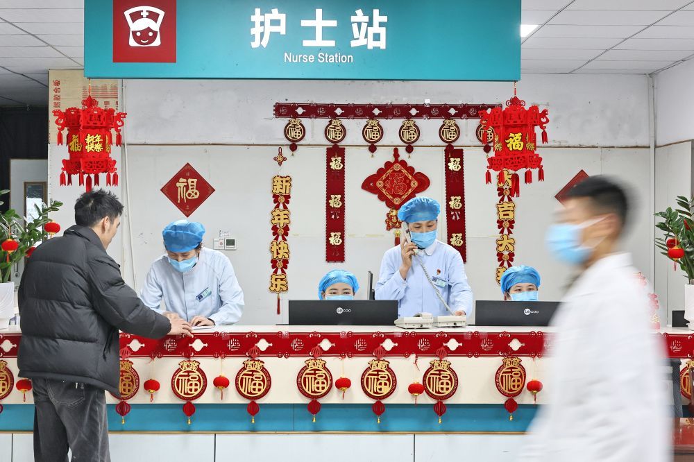 ↑ 2月16日，在浙江省嘉兴市南湖区，海警医院急诊医学科护士为患者服务。新华社发（金鹏摄）