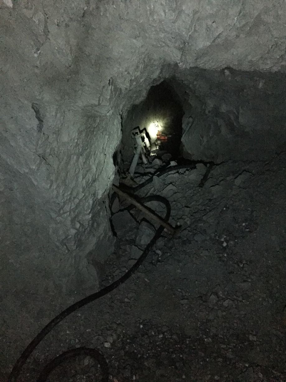 雪峰山金矿区的一处废弃矿硐。图片来源:洪江市政府网站