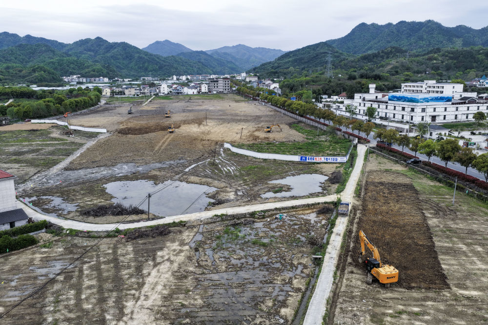 这是2026年4月9日拍摄的浙江诸暨同山镇正在建设的白酒产业社区项目（一期）施工现场（无人机照片）。 新华社记者徐昱 摄