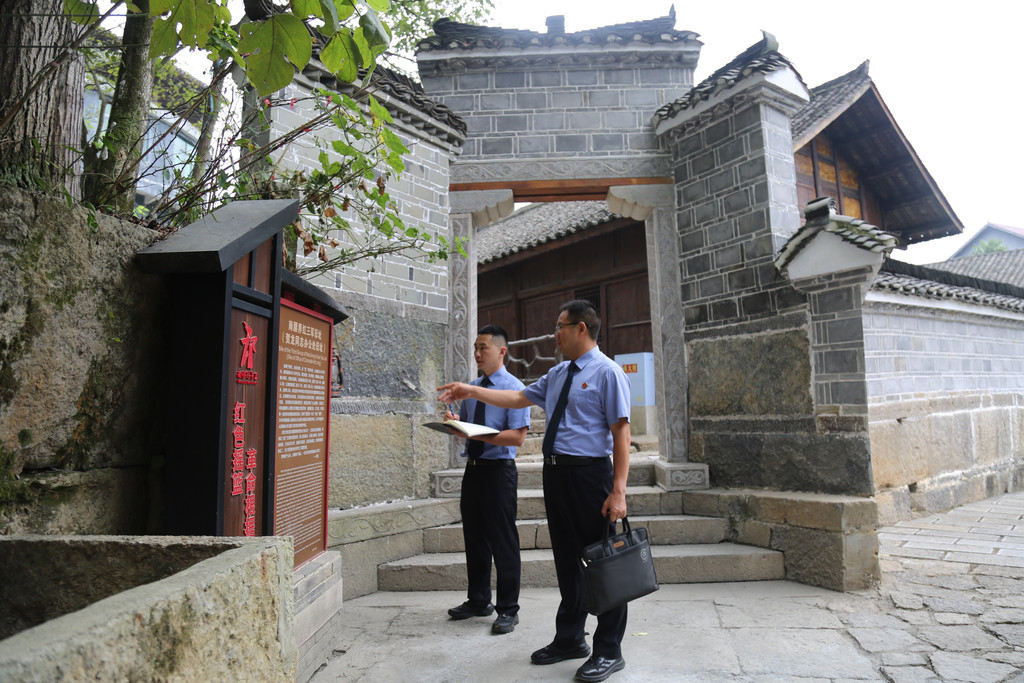 重庆市检察机关严格落实最高检“益路长征·赓续守护”专项活动安排,以法治力量守护山城红色根脉、传承红色基因。重庆市人民检察院供图