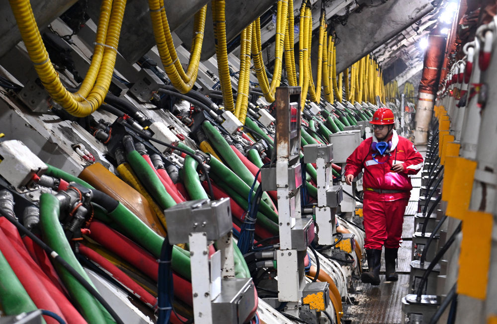 工作人员在陕西陕煤曹家滩矿业有限公司全自动液压支架支撑的采煤工作面巡检。（2024年2月29日摄） 新华社记者 邹竞一 摄