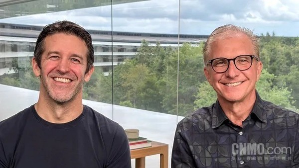 格雷格&middot;乔斯维亚克（右）