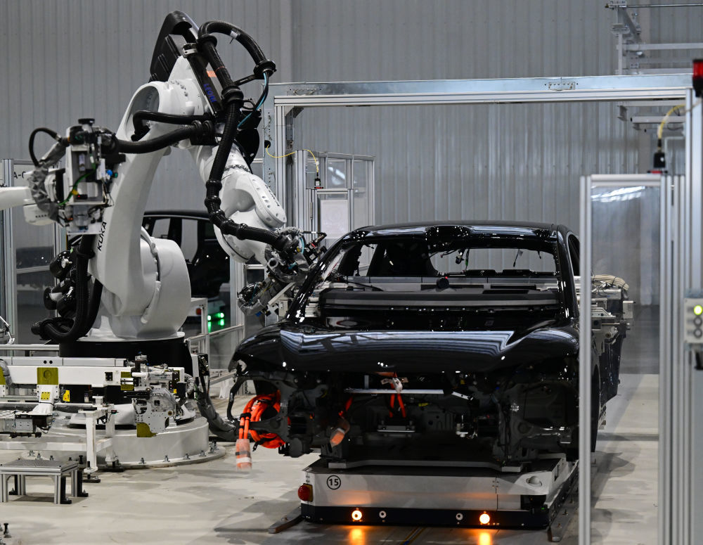 2025年7月1日在合肥市新桥智能电动汽车产业园蔚来第二工厂拍摄的新能源汽车生产线。