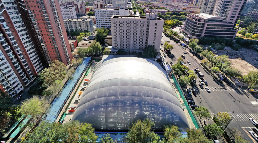 位于北京西城区的“基坑气膜”是施工工地安装的大跨度、智能化、 创新性的“基坑气膜”,通过气膜内外压力差形成球形建筑,隔绝施工噪音、降低粉尘外溢(资料照片) 李欣摄 / 本刊