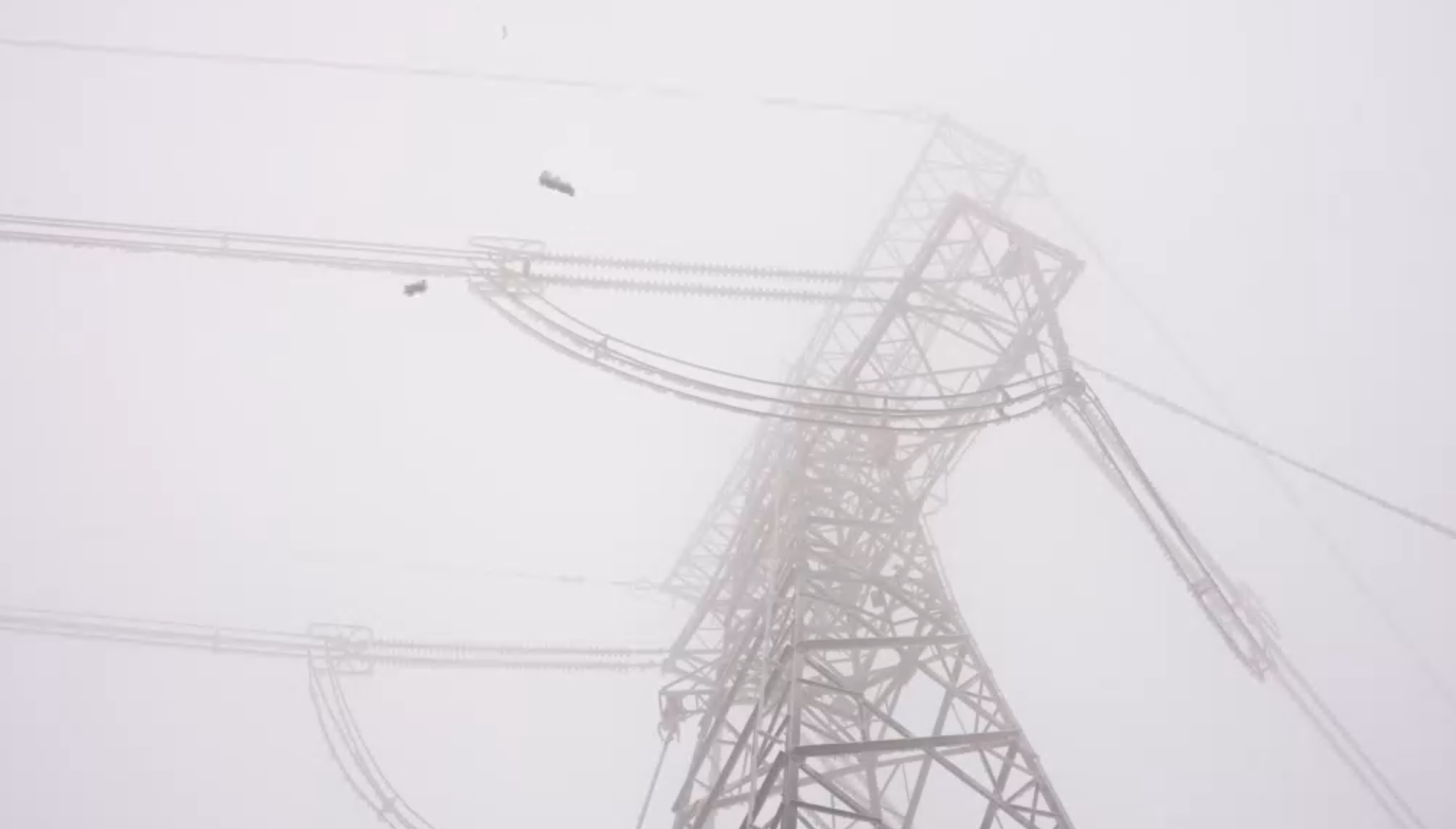 冰碴从线路上掉落