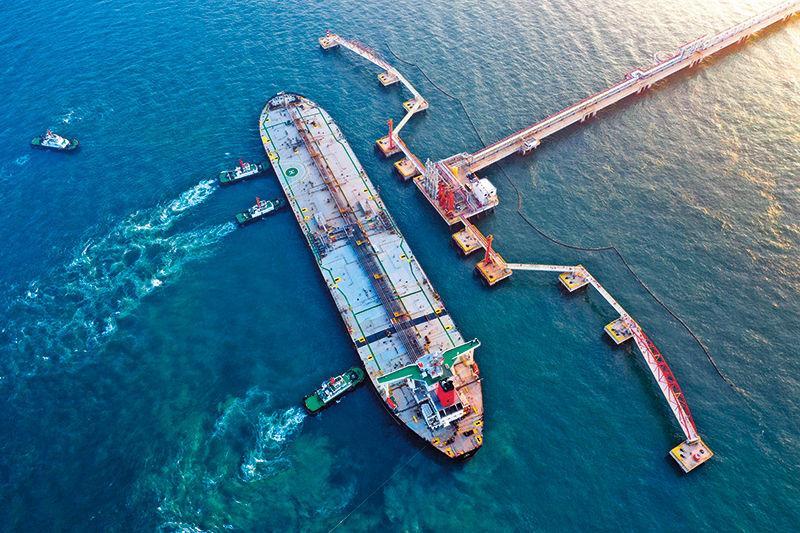 △2025年12月18日,一艘装载着17.9万吨石化原辅料的船舶泊入国投洋浦油储码头30万吨级原油泊位。这是海南自由贸易港正式启动全岛封关后洋浦港口岸第一批通关的“零关税”石化原辅料。