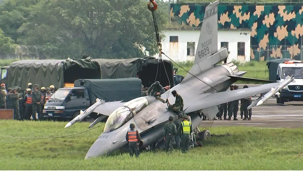 2021年一架翻新而来的台军F-16V在演习中滑出跑道摔了个“狗啃泥”