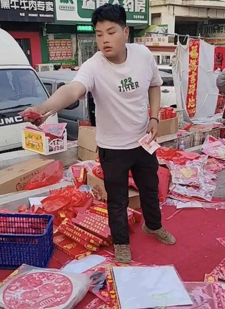 小高在卖春联。网传视频截图