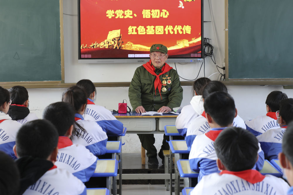 王於昌为安徽萧县实验小学学生讲述党史（2021年3月3日摄）。