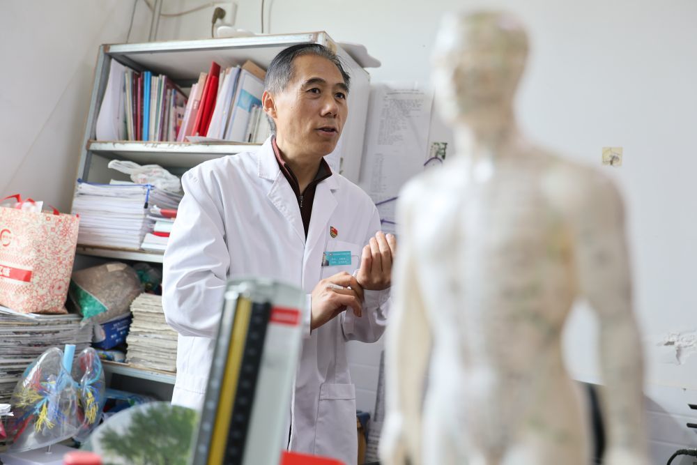 在天津市蓟州区穿芳峪镇卫生院,换上白大褂的刘宏亮准备去接诊。 新华社记者 李然 摄