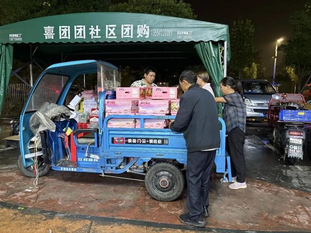 吴郑荣正在装车准备送货。