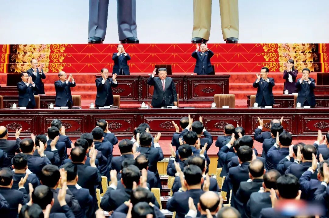 3月22日,朝鲜第十五届最妙手民会议第一场国政行为的第一次会议在平壤召开,再次推举朝鲜劳动党总布告金正恩为朝鲜国务委员会委员长。图/视觉中国