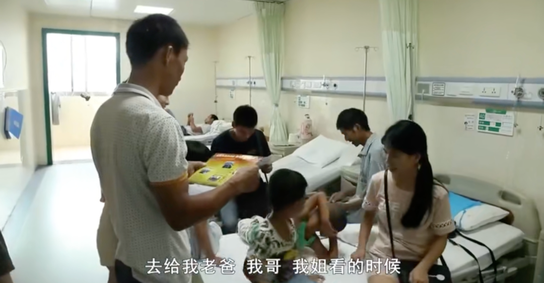 唐尚珺在病房里把录取书递给父亲 /《十年》剧照