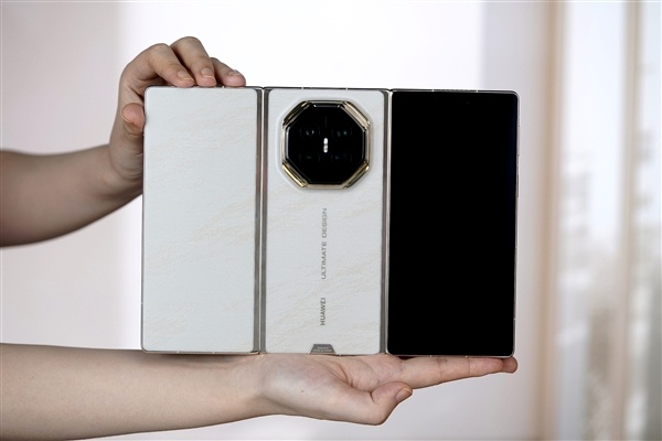 全新展翼三折叠手机！华为Mate XT 2非凡大师图赏