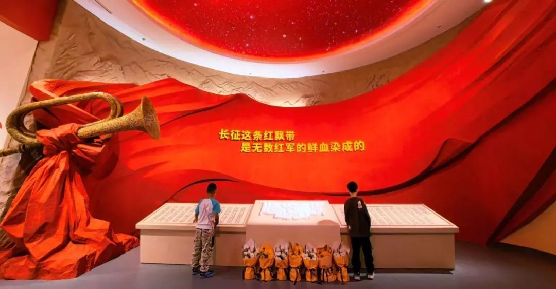 长征这条红飘带是无数红军的鲜血染成的。（中国人民革命军事博物馆）
