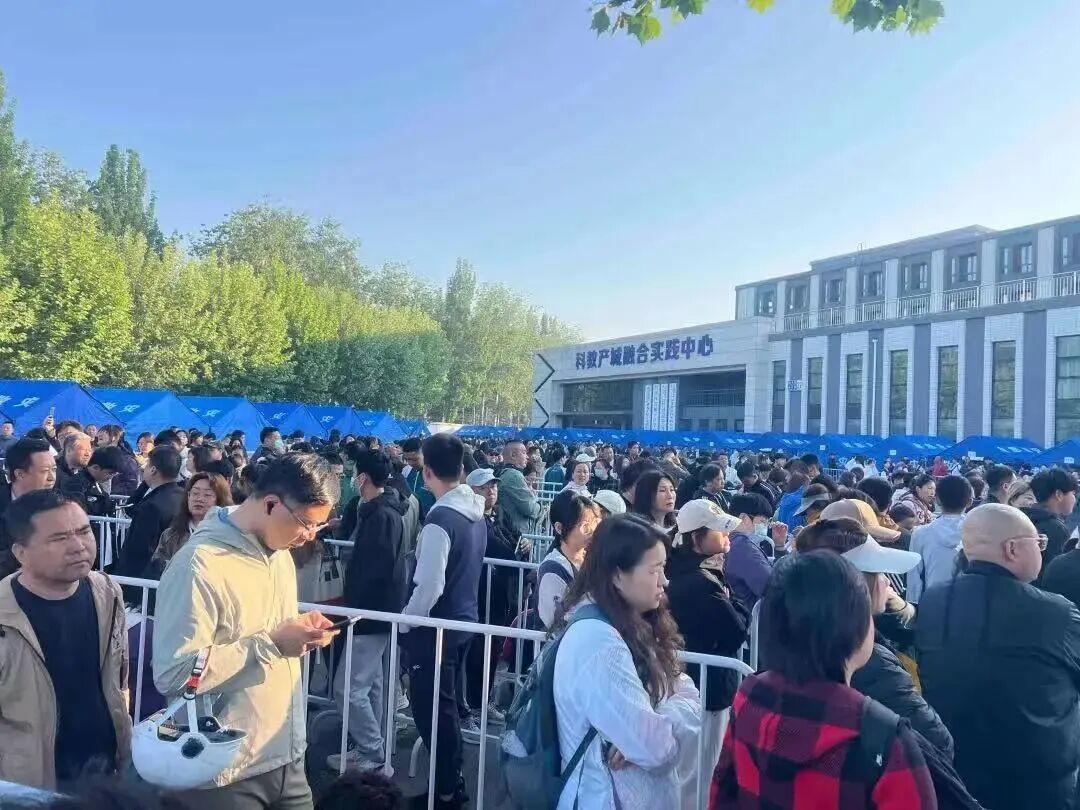 5月，学生及家长们在北京昌平职业学校门口排长队。图源：南方周末