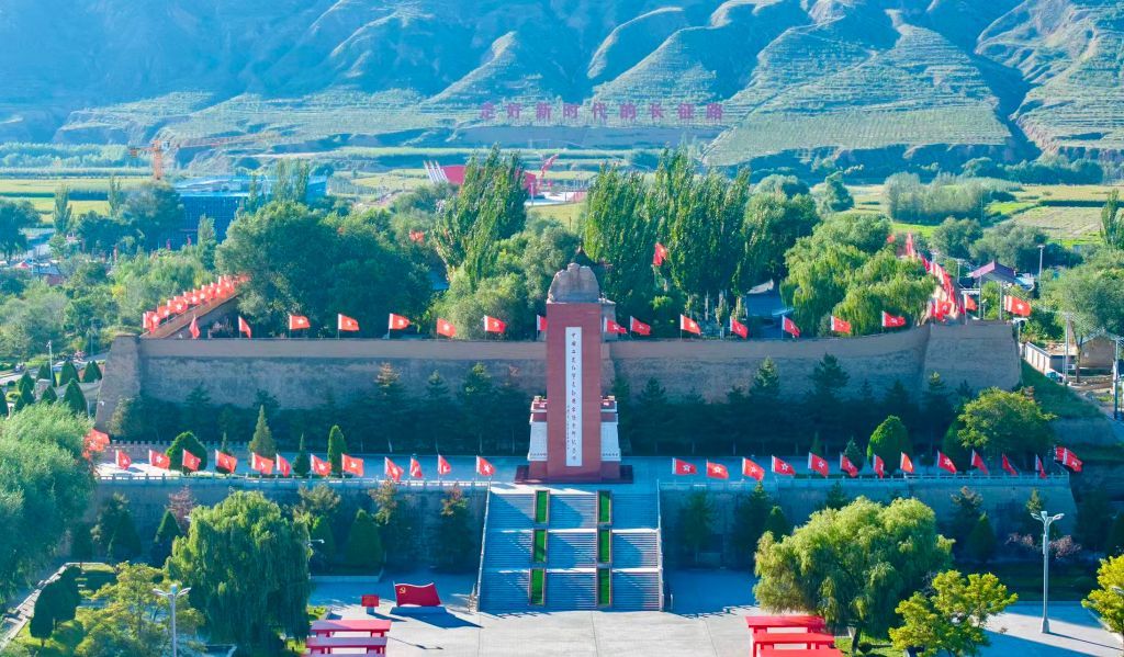 这是9月18日拍摄的宁夏固原市西吉县将台堡红军长征会师纪念园内的中国工农红军长征将台堡会师纪念碑(无人机照片)。新华社记者 王鹏 摄