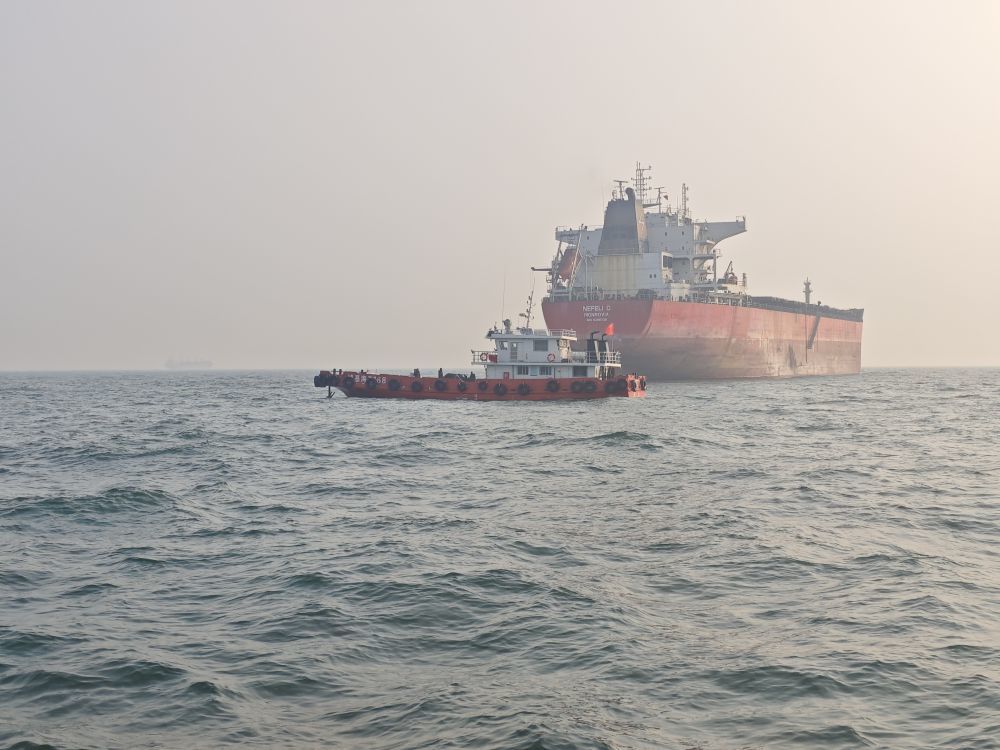 航行中发现的船只。新华社记者董笑坤 摄