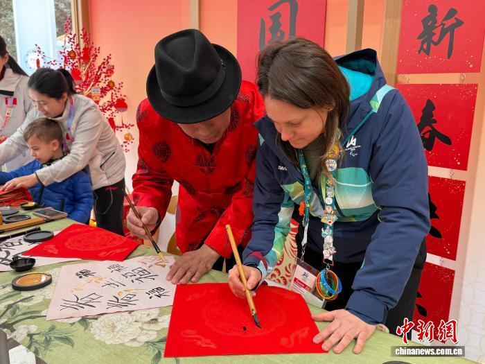 当地时间2月16日，在位于米兰克莱里奇别墅的米兰冬奥会“中国之家”，志愿者正在学习写福字。中新社记者　国璇　摄