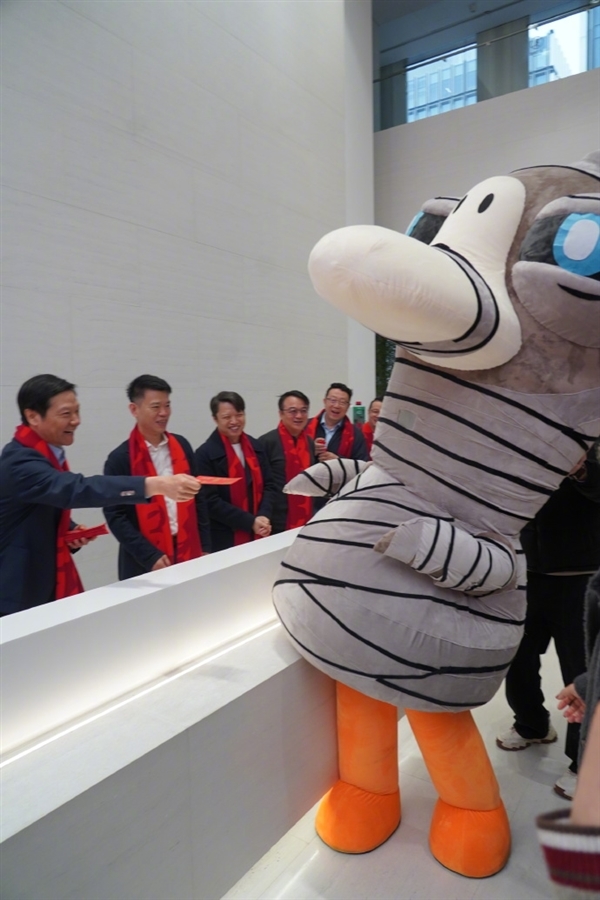 雷军给鹅鸭杀发开工红包:笑得合不拢嘴