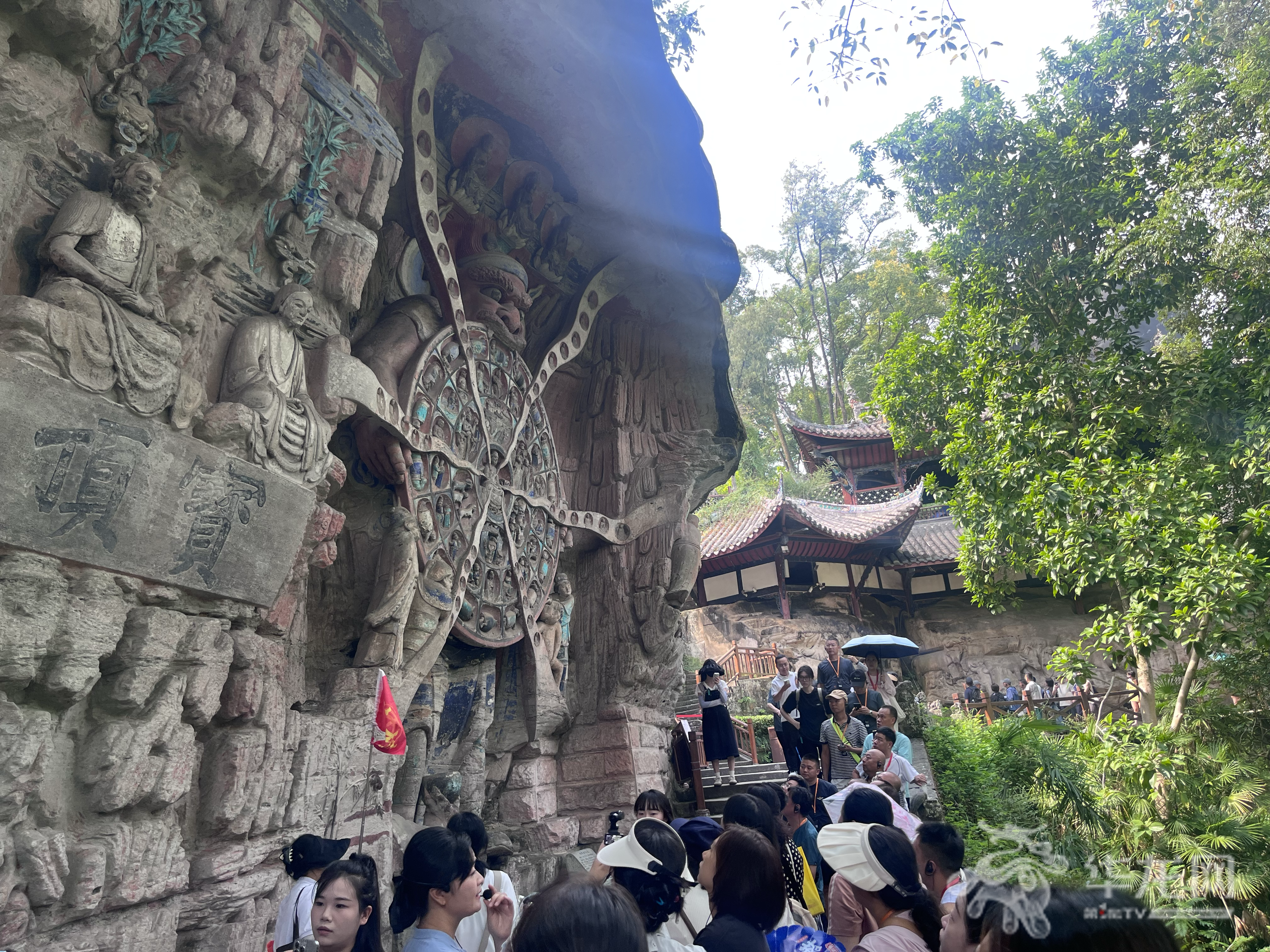 大足石刻游人如织。第1眼TV-华龙网记者陈美西摄