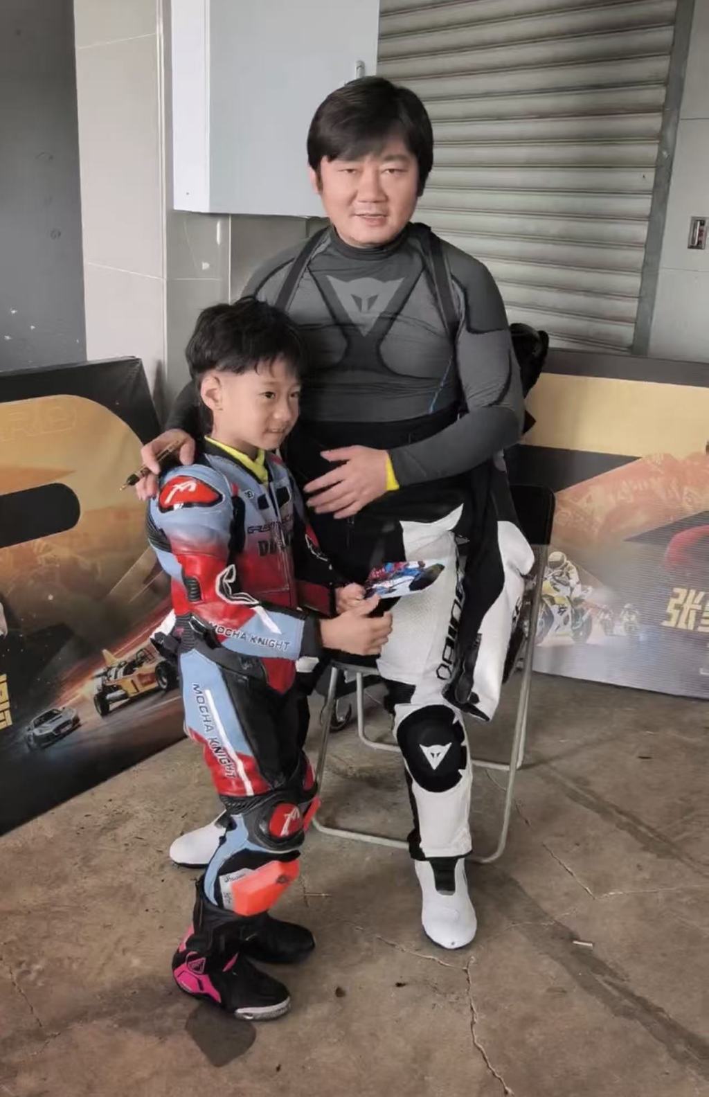 张雪和现场热爱机车的孩子合影