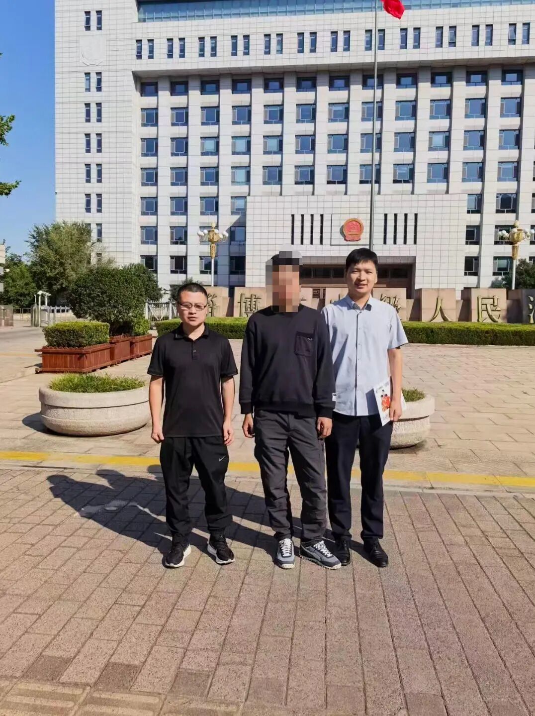 △路某某与代理律师。受访者供图