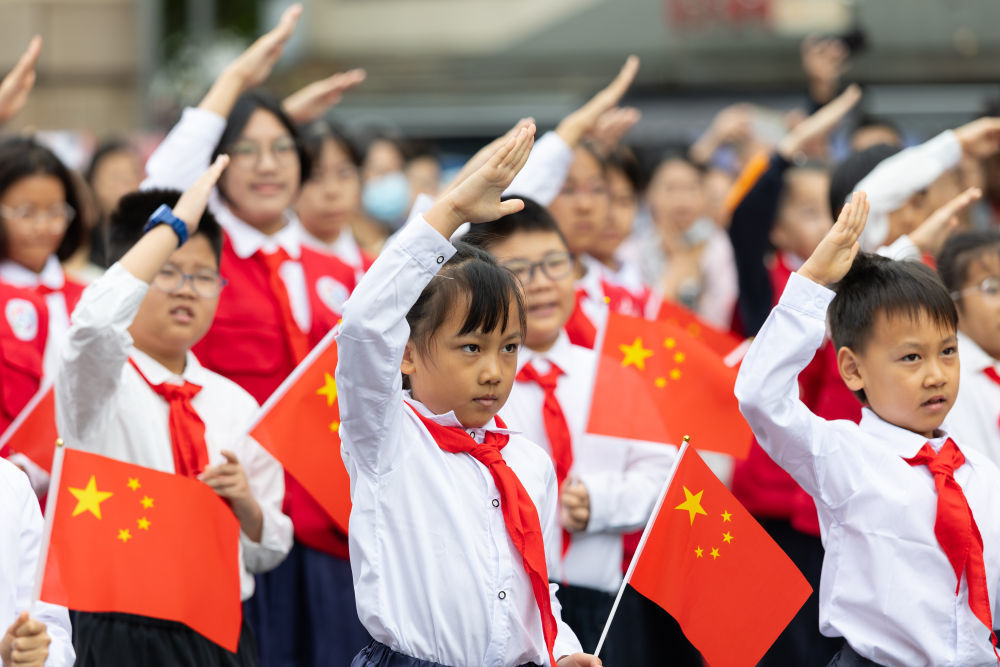 10月1日,江苏省南京雨花台烈士陵园举行升国旗仪式。新华社发(胡潇 摄)
