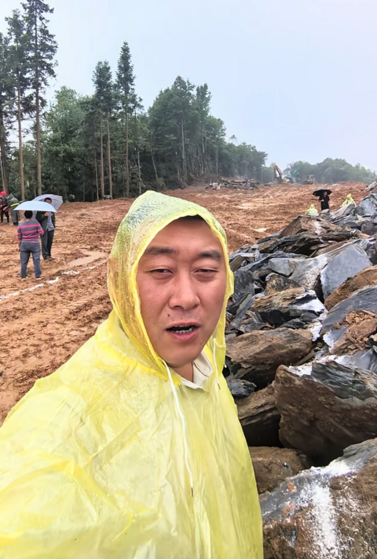 △王滔在村里工作。