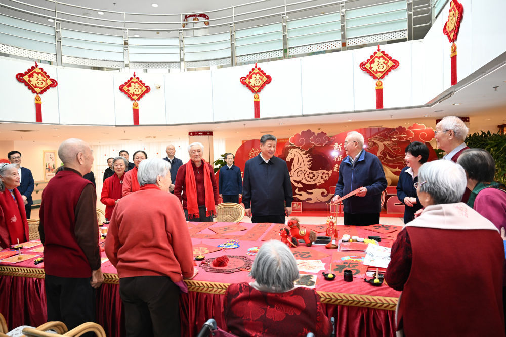 2026年2月10日,习近平总书记在北京西城区“吾老·新街”养老服务街区银龄老年公寓考察。新华社记者 谢环驰 摄