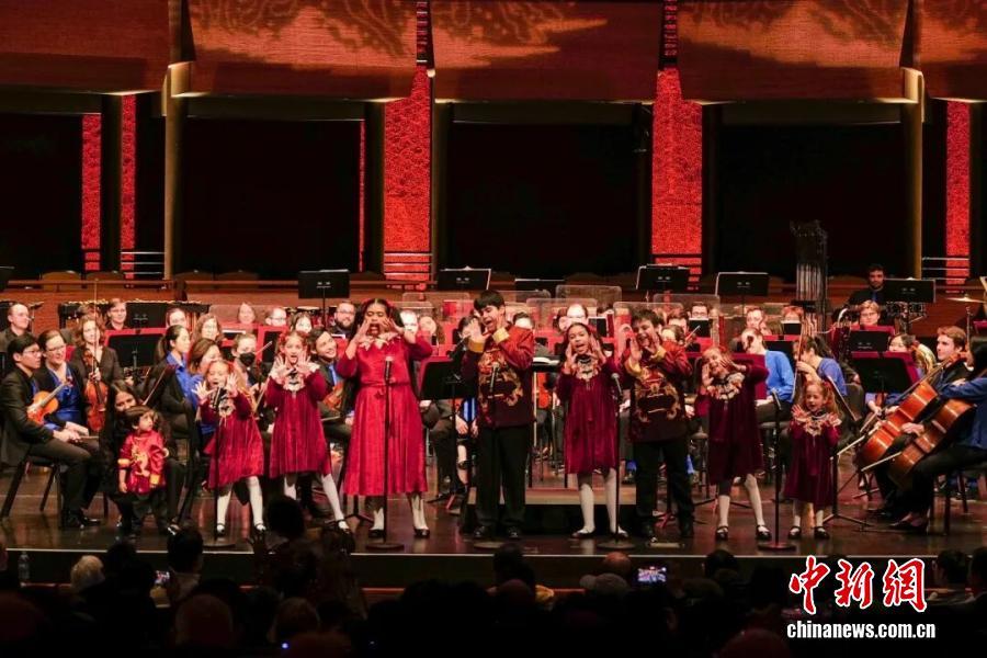 当地时间2026年2月15日，第七届“春之声”中国新年音乐会在美国纽约林肯中心爵士乐中心玫瑰剧场举行。图为来自美国的儿童用中文表演歌曲串烧。 中新社记者 王帆 摄