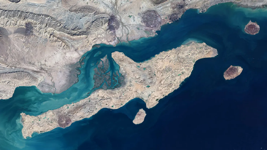 2026 年 1 月 17 日,伊朗霍尔木兹甘省格什姆岛(位于霍尔木兹海峡区域)的卫星图像。