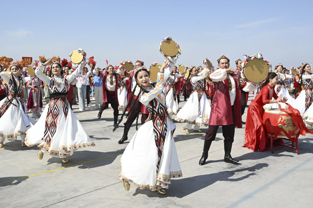 2025年9月23日下午,群众载歌载舞,喜迎新疆维吾尔自治区成立70周年。新华社记者 谢环驰 摄