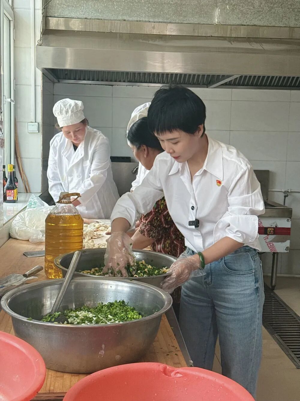 2025年5月，贺娇龙在喀什走访时，在喀什地区疏附县石园镇敬老院为老人包饺子。（受访者供图）