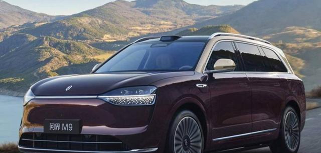 最近看到新款问界M9,第一眼就觉得这车气场特别足,不是那种刻意张扬的感觉,而是整体尺寸和线条带来的稳重感,让人不由得多看几眼-有驾