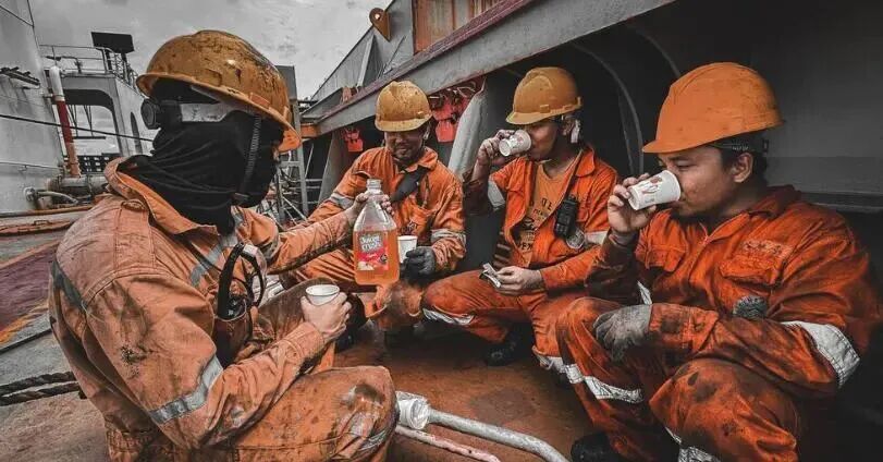 ▲ 船员在船上休息