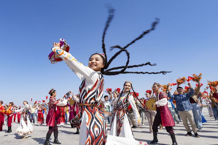 2025年9月23日下午，群众载歌载舞，喜迎新疆维吾尔自治区成立70周年。新华社记者 毕晓洋 摄